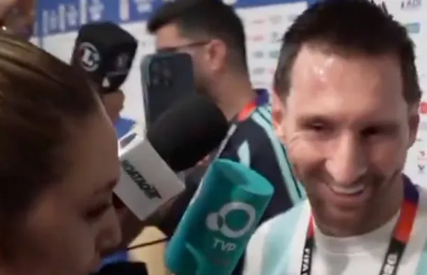 Lionel Messi sonriendo junto a Sofi Martínez