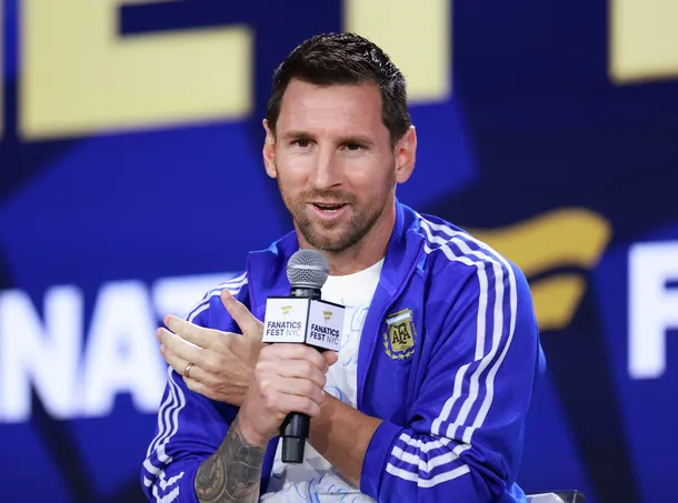 Imagen de Lionel Messi y Lamine Yamal en el campo de juego