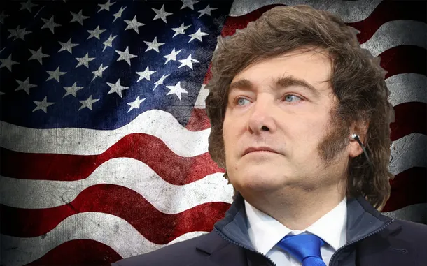 Bandera de Estados Unidos ondeando en un asta
