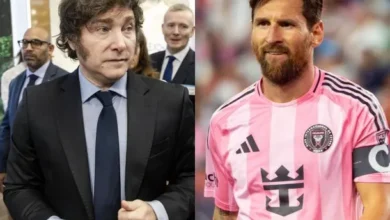 Javier Milei sonriendo mientras ve un partido de fútbol