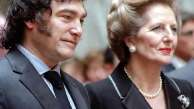 Javier Milei durante el debate presidencial con una imagen de Margaret Thatcher al fondo