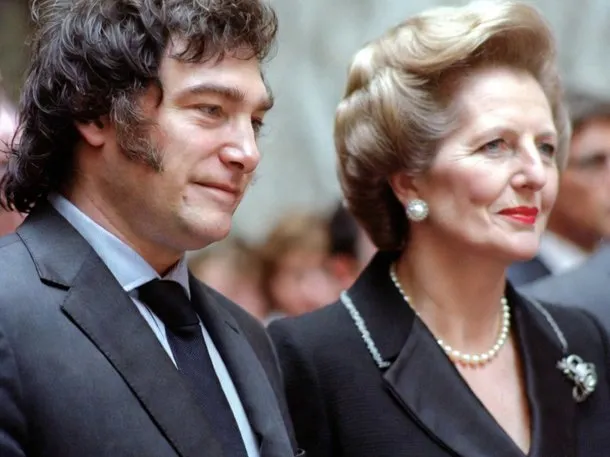 Javier Milei durante el debate presidencial con una imagen de Margaret Thatcher al fondo