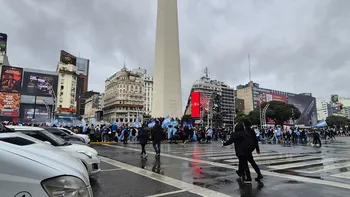 Hinchas argentinos celebrando en el Obelisco durante la final del Mundial 2026