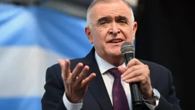 Gobernador Osvaldo Jaldo durante una reunión política en Tucumán