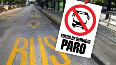Imagen de un colectivo vacío en una calle del AMBA