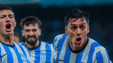 Jugadores de Racing celebrando una victoria en el estadio
