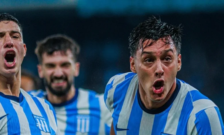 Jugadores de Racing celebrando una victoria en el estadio