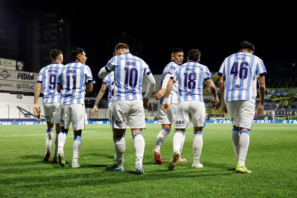 Imagen de los jugadores de Racing y Gimnasia La Plata antes de un partido