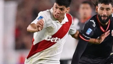 Imágenes de los jugadores de Gimnasia y River Plate en acción durante el partido