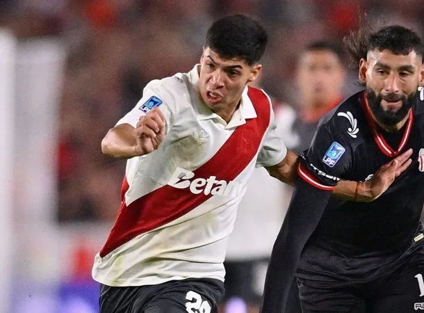 Imágenes de los jugadores de Gimnasia y River Plate en acción durante el partido