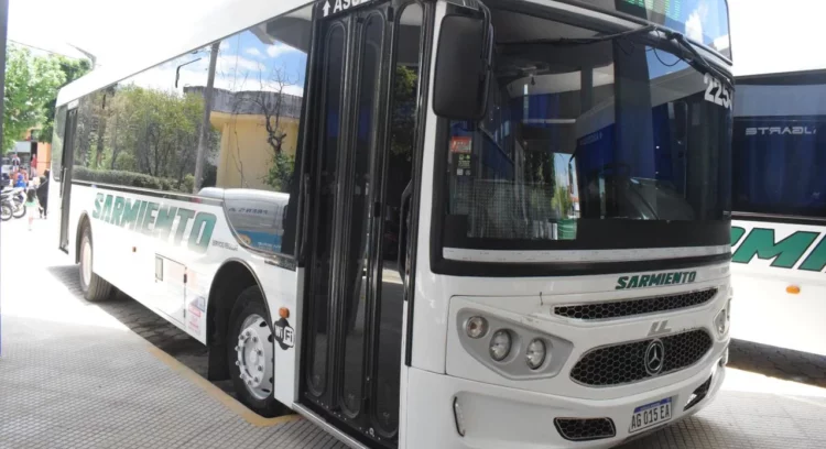 Un colectivo viaja por una ruta interurbana en el norte de Córdoba