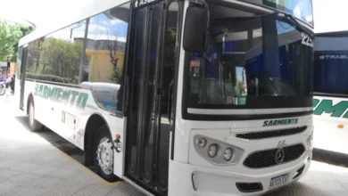Un colectivo interurbano en la ruta entre Cruz del Eje y Deán Funes