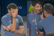 Lionel Scaloni en el banco de suplentes, dirigiendo a la Selección Argentina durante un partido del Mundial 2026
