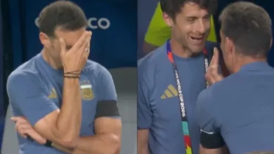 Lionel Scaloni en el banco de suplentes, dirigiendo a la Selección Argentina durante un partido del Mundial 2026