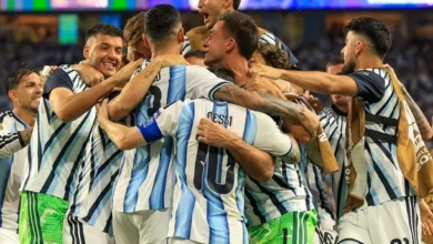 La Casa Rosada llena de banderas argentinas, con los jugadores sonriendo y abrazándose