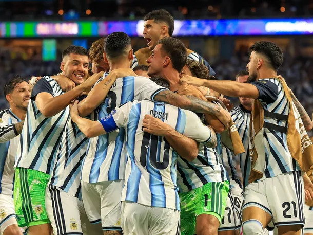 La Casa Rosada llena de banderas argentinas, con los jugadores sonriendo y abrazándose