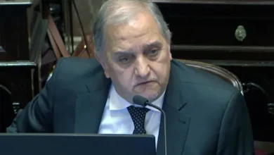 Jugadores de la Selección Argentina con un trapo que dice 'Las Malvinas son argentinas'