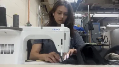 Foto de Zoe De La Paz trabajando en su máquina de coser en el Parque Nacional de Yellowstone