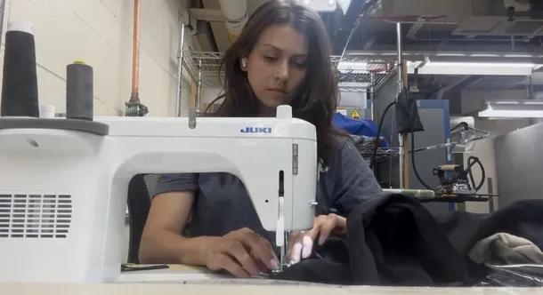 Foto de Zoe De La Paz trabajando en su máquina de coser en el Parque Nacional de Yellowstone