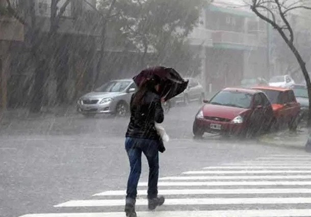 Imagen de tormenta en el AMBA con lluvia intensa y viento fuerte