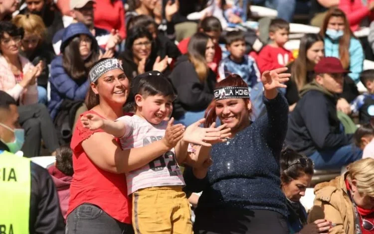 Niños y familias disfrutando del Día de las Infancias en el Estadio Mario Alberto Kempes