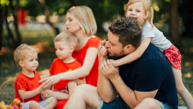 Padre y madre jugando con sus hijos en un parque