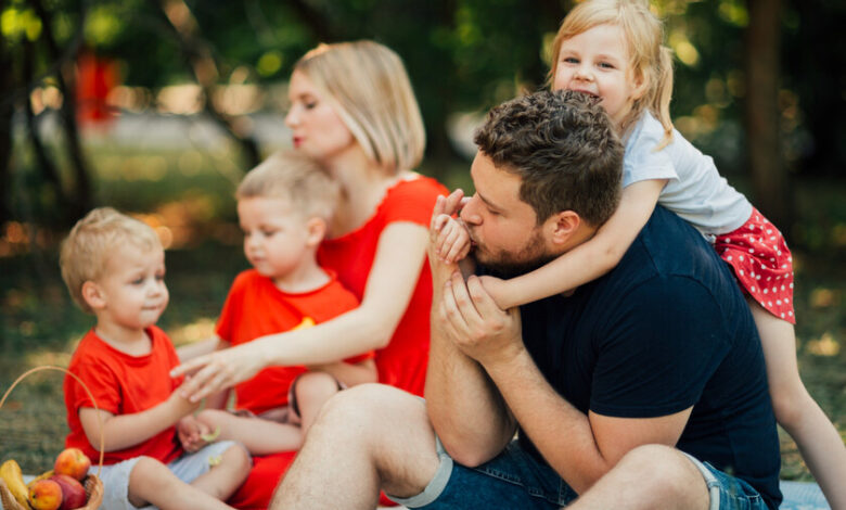 Padre y madre jugando con sus hijos en un parque