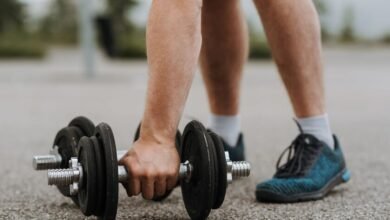 Imagen de una persona haciendo ejercicios de fuerza en un gimnasio