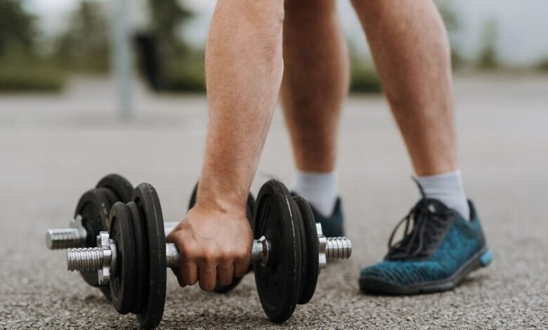 Persona realizando entrenamiento de fuerza en un gimnasio