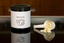Imágenes de alimentos ricos en proteína, como legumbres, semillas y cereales integrales