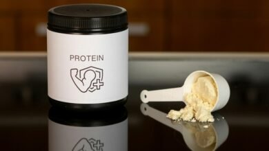 Imágenes de alimentos ricos en proteína, como legumbres, semillas y cereales integrales