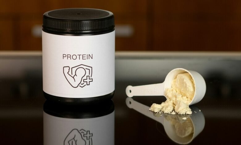 Imágenes de alimentos ricos en proteína, como legumbres, semillas y cereales integrales