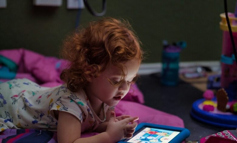 Niños cordobeses usando tabletas y libros en una actividad educativa