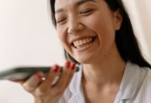 Ilustración que muestra una conversación de WhatsApp con notas de voz y mensajes de texto