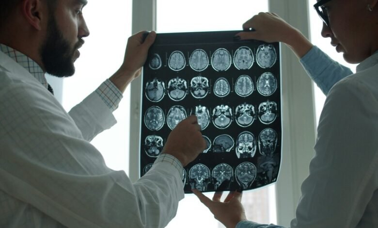 Radiología asistida por inteligencia artificial mostrando pantalla de diagnóstico