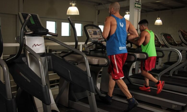 Personas entrenando en un gimnasio de Córdoba durante el otoño