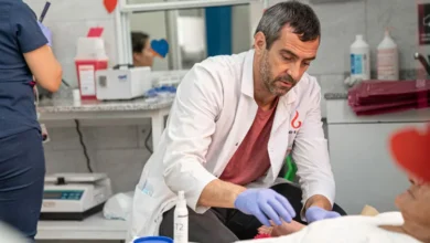Voluntarios donando sangre en una colecta externa en Córdoba