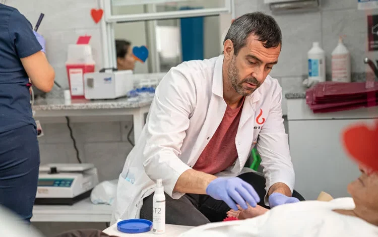 Voluntarios donando sangre en una colecta externa en Córdoba
