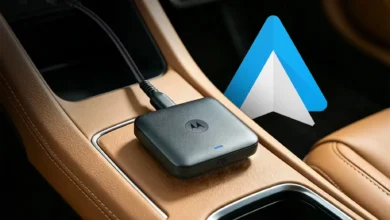 Adaptador Motorola oficial Google para Android Auto conectado a un auto