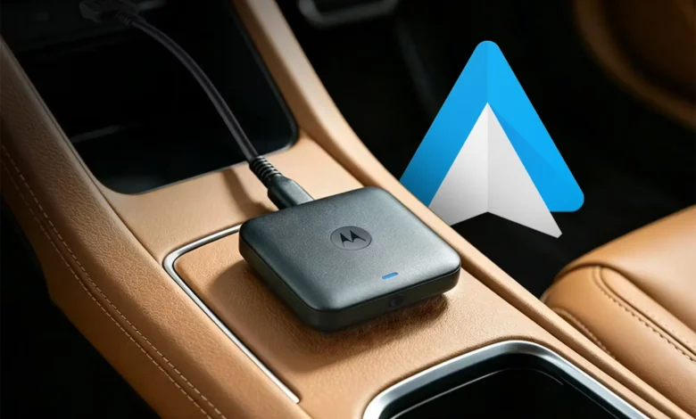 Adaptador Motorola oficial Google para Android Auto conectado a un auto