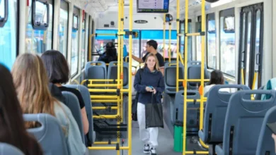 Imagen de un autobús en la ciudad de Córdoba, con personas esperando en la parada