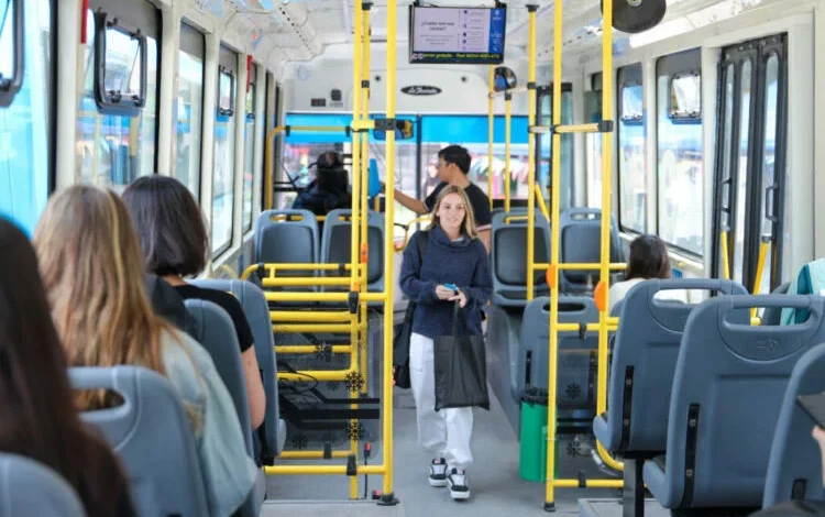 Imagen de un autobús en la ciudad de Córdoba, con personas esperando en la parada