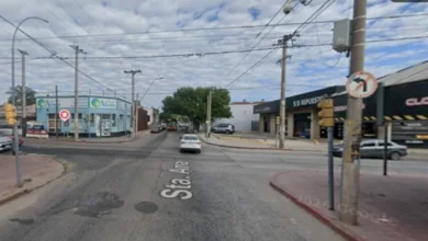 Señalización de desvío vial en avenida Santa Ana, Córdoba, durante obras de infraestructura hídrica