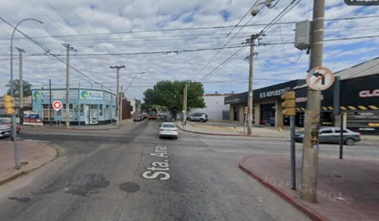 Señalización de desvío vial en avenida Santa Ana, Córdoba, durante obras de infraestructura hídrica