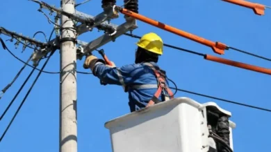 Trabajadores de Epec realizando mantenimiento en la red eléctrica de Córdoba