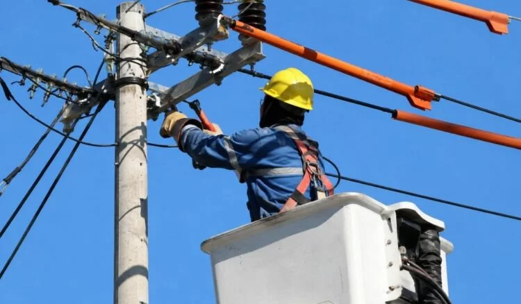 Trabajadores de Epec realizando mantenimiento en la red eléctrica de Córdoba