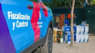 Policías y inspectores municipales durante un operativo de fiscalización nocturna en Córdoba