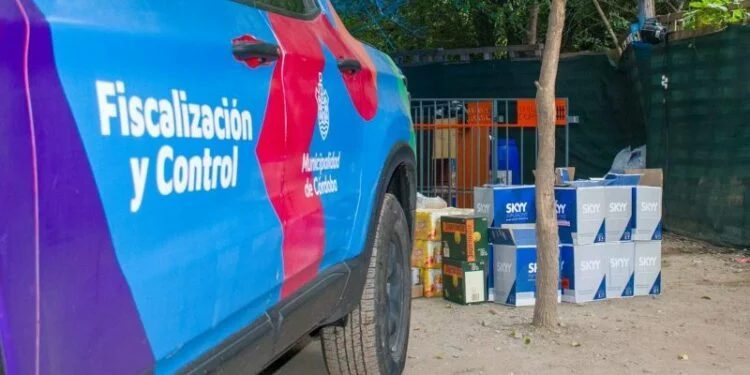 Policías y inspectores municipales durante un operativo de fiscalización nocturna en Córdoba