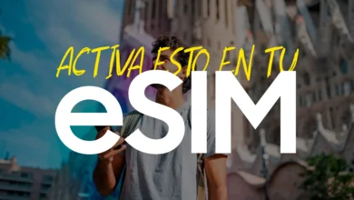 Persona viajando con un móvil con eSIM