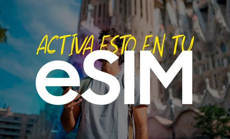Persona viajando con un móvil con eSIM